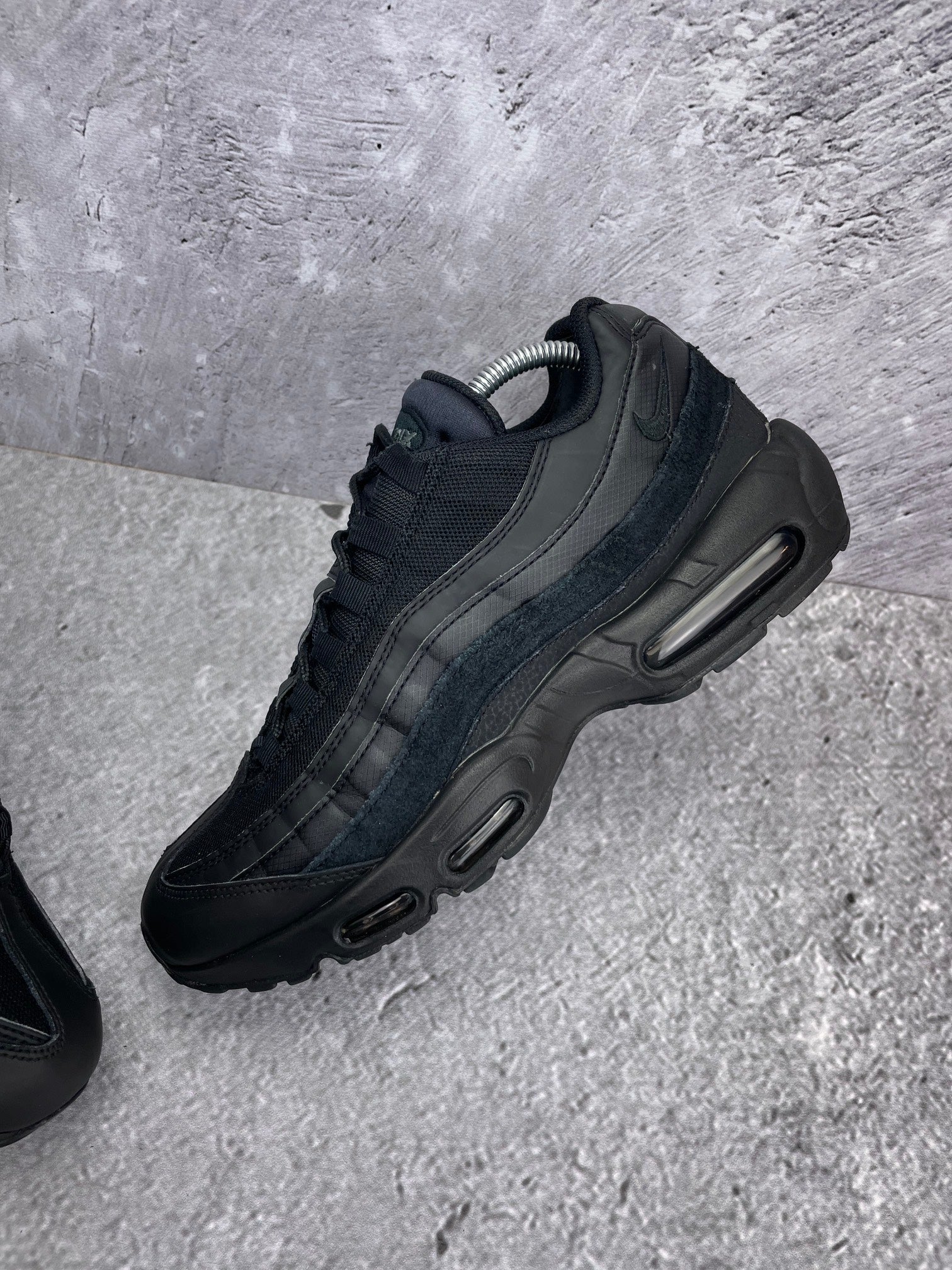 Nike Air Max 95 Essential Triple Black — buty sportowe męskie w bardzo dobrym stanie rozmiar 44, zewnętrzny panel prawego buta