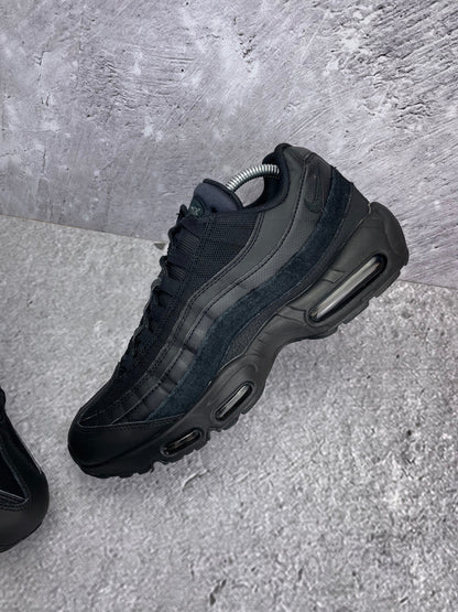 Nike Air Max 95 Essential Triple Black — buty sportowe męskie w bardzo dobrym stanie rozmiar 44, zewnętrzny panel prawego buta