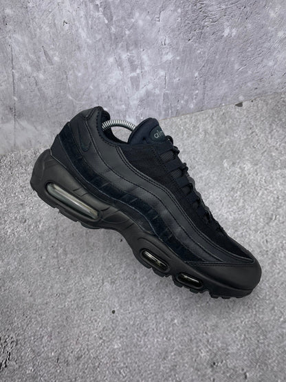 Nike Air Max 95 Essential Triple Black — buty sportowe męskie w bardzo dobrym stanie rozmiar 44, zewnętrzny panel lewego buta