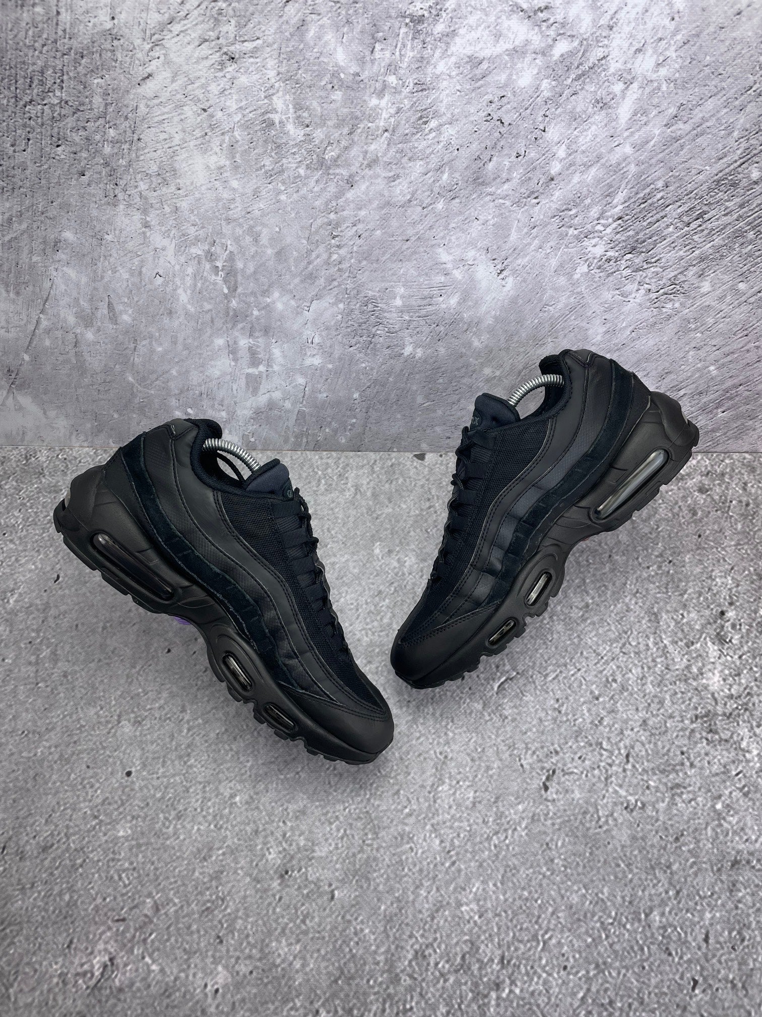 Nike Air Max 95 Essential Triple Black — buty sportowe męskie w bardzo dobrym stanie rozmiar 44, widok z góry na wewnętrzną stronę butów