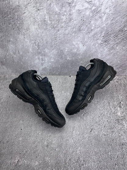 Nike Air Max 95 Essential Triple Black — buty sportowe męskie w bardzo dobrym stanie rozmiar 44, widok z góry na wewnętrzną stronę butów