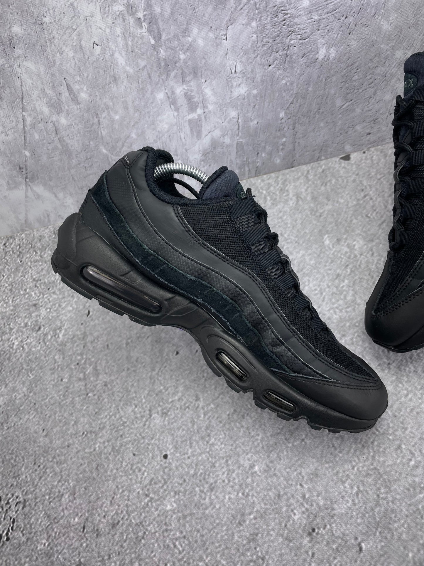 Nike Air Max 95 Essential Triple Black — buty sportowe męskie w bardzo dobrym stanie rozmiar 44, wewnętrzny panel lewego buta