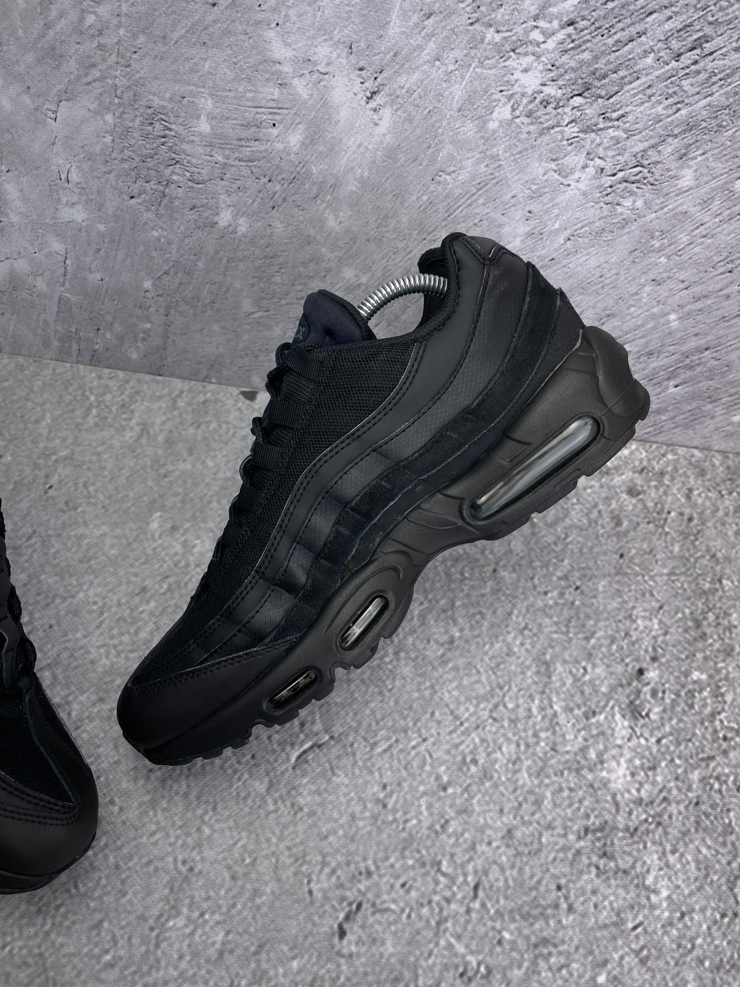 Nike Air Max 95 Essential Triple Black — buty sportowe męskie w bardzo dobrym stanie rozmiar 44, wewnętrzny panel prawego buta
