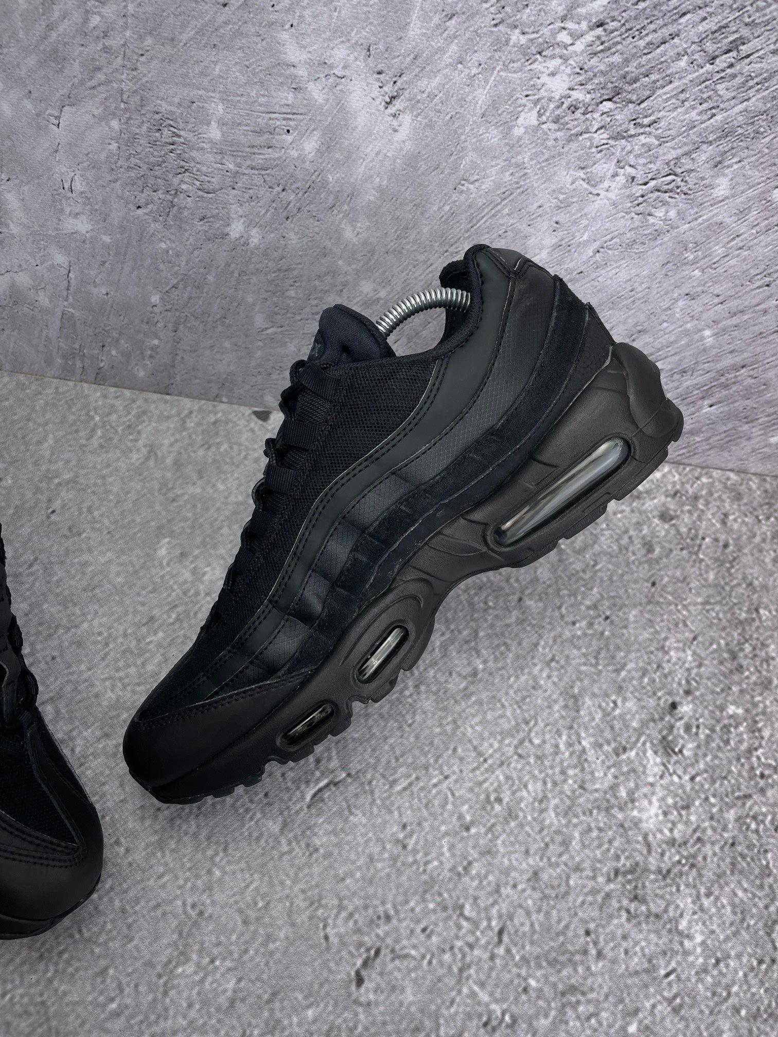 Nike Air Max 95 Essential Triple Black — buty sportowe męskie w bardzo dobrym stanie rozmiar 44, wewnętrzny panel prawego buta