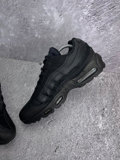 Nike Air Max 95 Essential Triple Black — buty sportowe męskie w bardzo dobrym stanie rozmiar 44, wewnętrzny panel prawego buta