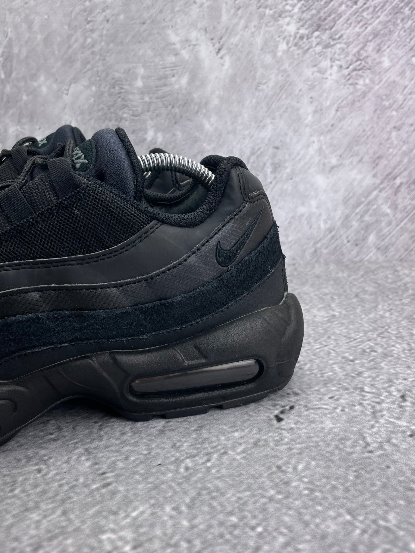 Nike Air Max 95 Essential Triple Black — buty sportowe męskie w bardzo dobrym stanie rozmiar 44, widok z góry
