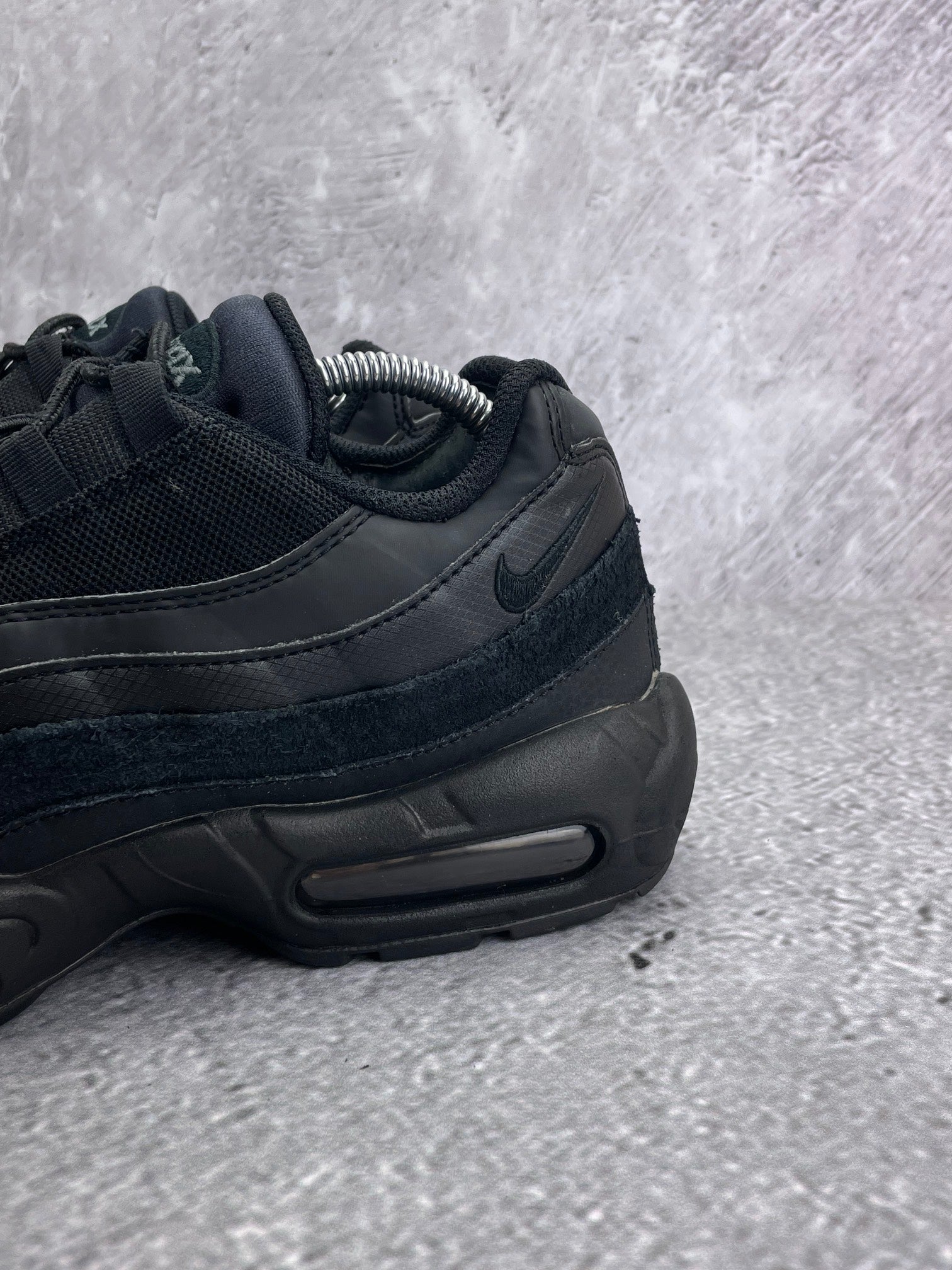 Nike Air Max 95 Essential Triple Black — buty sportowe męskie w bardzo dobrym stanie rozmiar 44, widok z góry