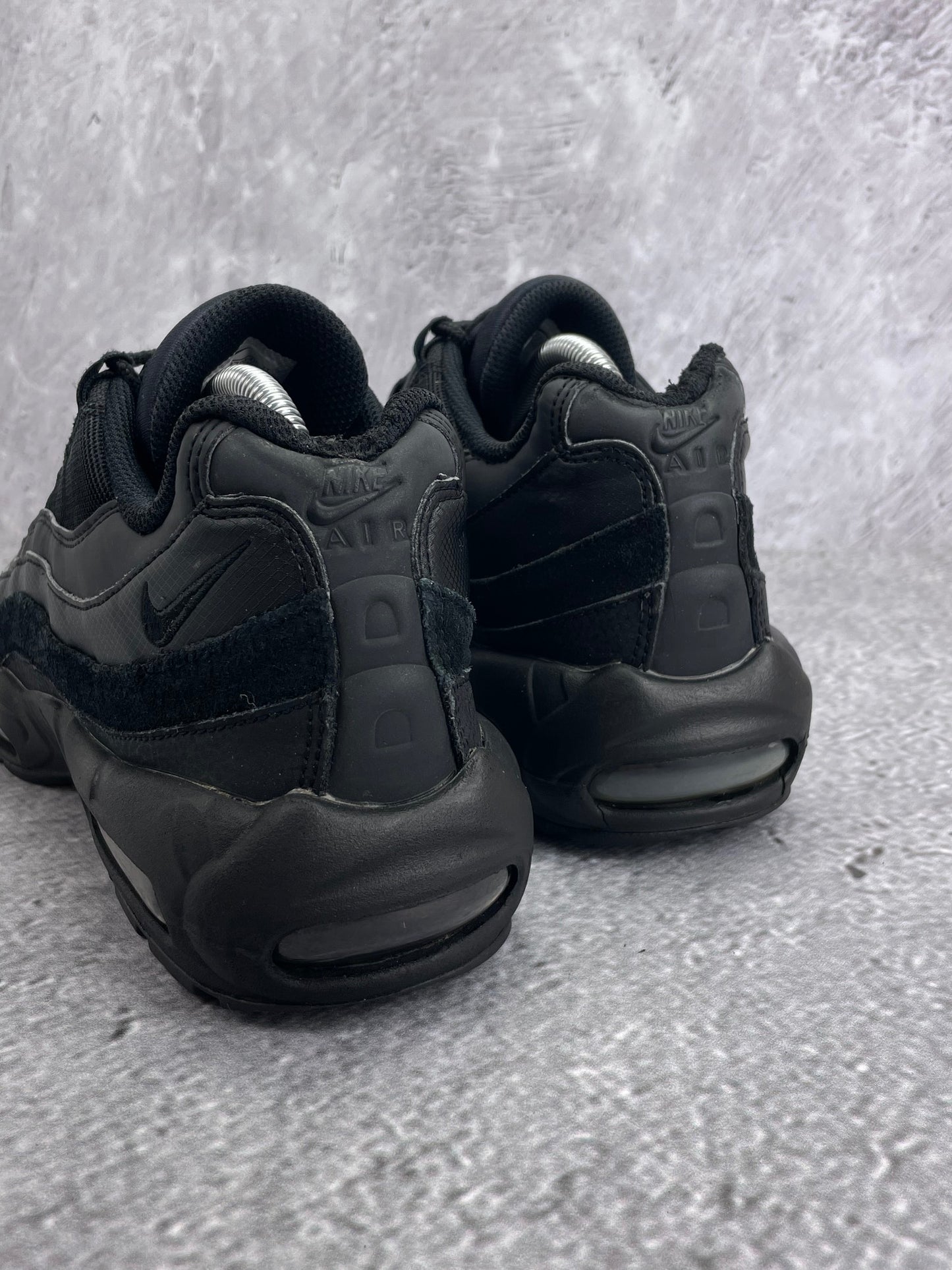 Nike Air Max 95 Essential Triple Black — buty sportowe męskie w bardzo dobrym stanie rozmiar 44, widok z tyłu