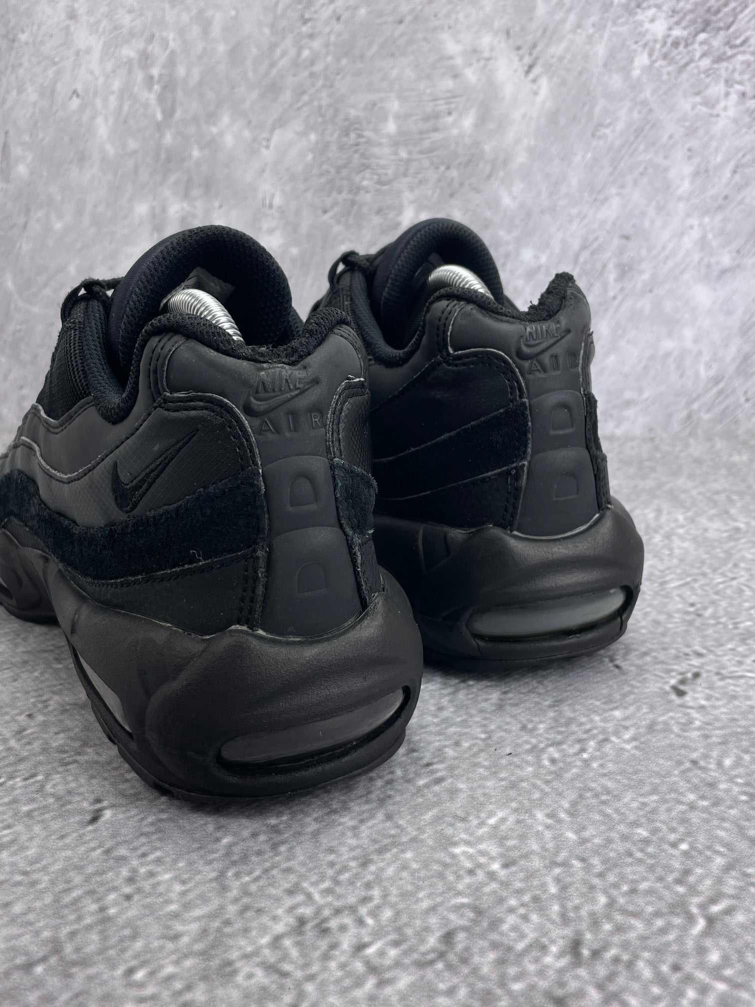 Nike Air Max 95 Essential Triple Black — buty sportowe męskie w bardzo dobrym stanie rozmiar 44, widok z tyłu
