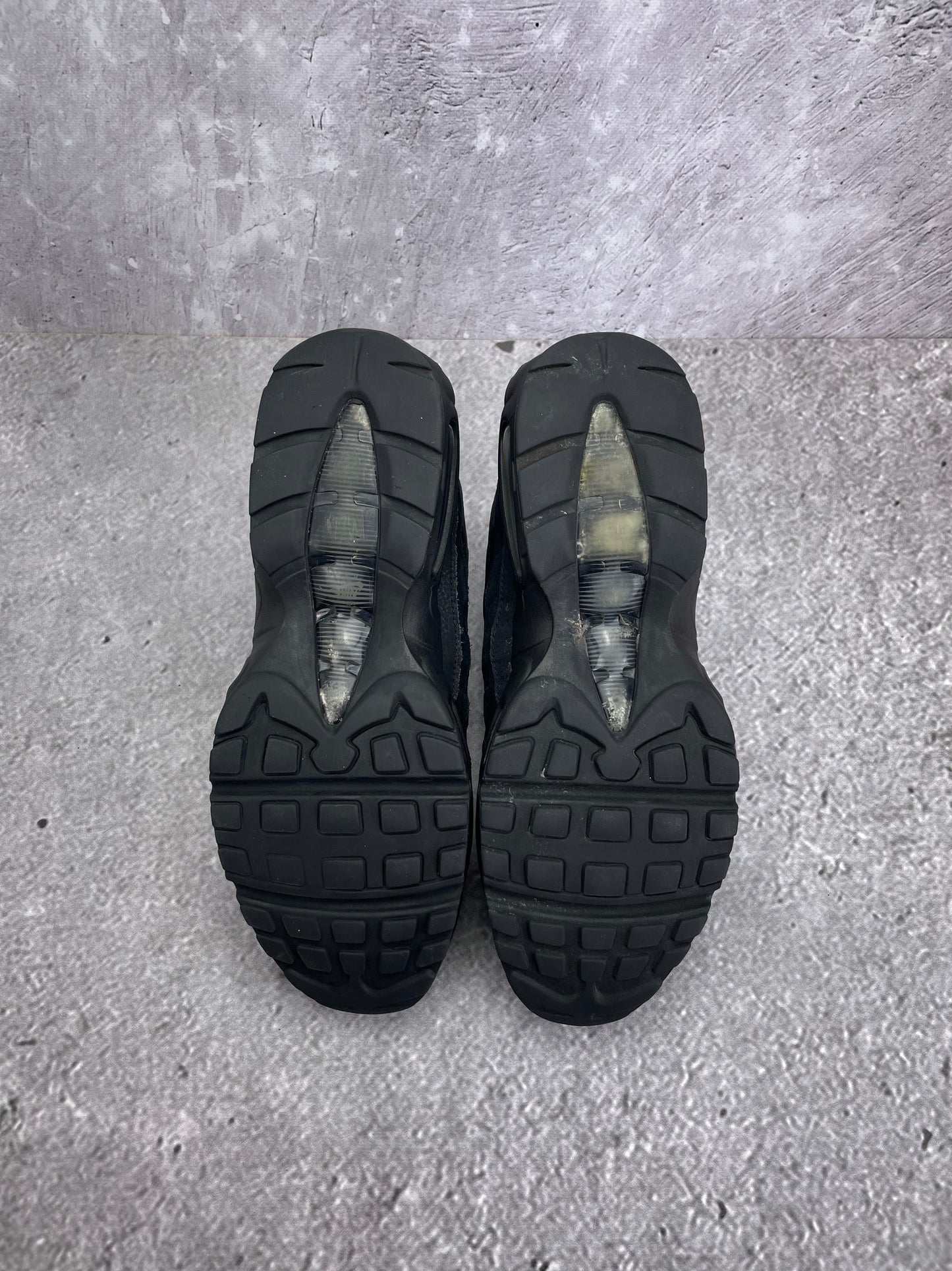 Nike Air Max 95 Essential Triple Black — buty sportowe męskie w bardzo dobrym stanie rozmiar 44, zapiętki butów