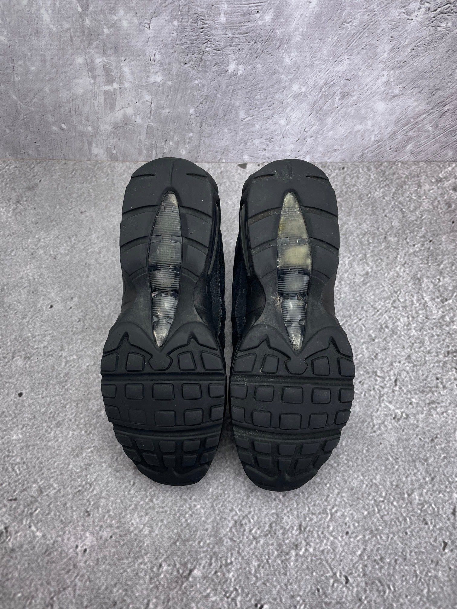 Nike Air Max 95 Essential Triple Black — buty sportowe męskie w bardzo dobrym stanie rozmiar 44, zapiętki butów
