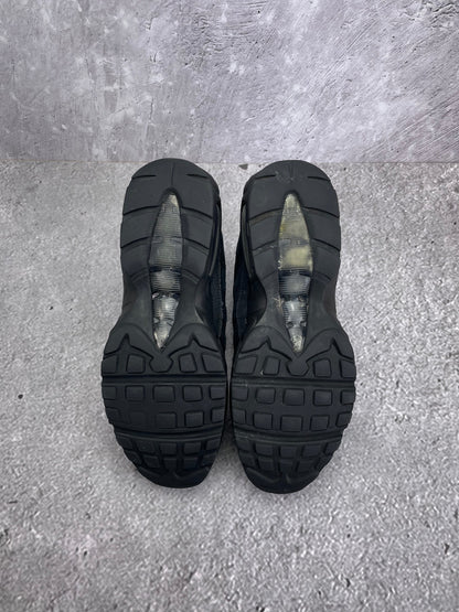 Nike Air Max 95 Essential Triple Black — buty sportowe męskie w bardzo dobrym stanie rozmiar 44, zapiętki butów