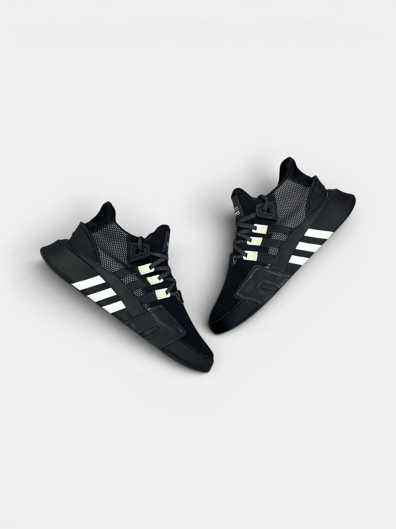 Adidas EQT Bask ADV Core Black — buty sportowe męskie w bardzo dobrym stanie rozmiar 43 1/3, widok z góry na zewnętrzną stronę butów