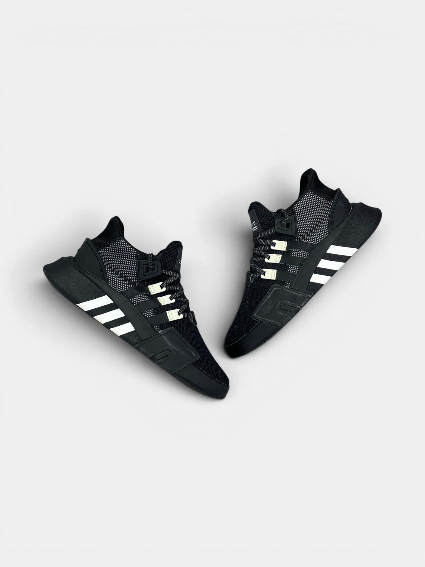Adidas EQT Bask ADV Core Black — buty sportowe męskie w bardzo dobrym stanie rozmiar 43 1/3, widok z góry na zewnętrzną stronę butów
