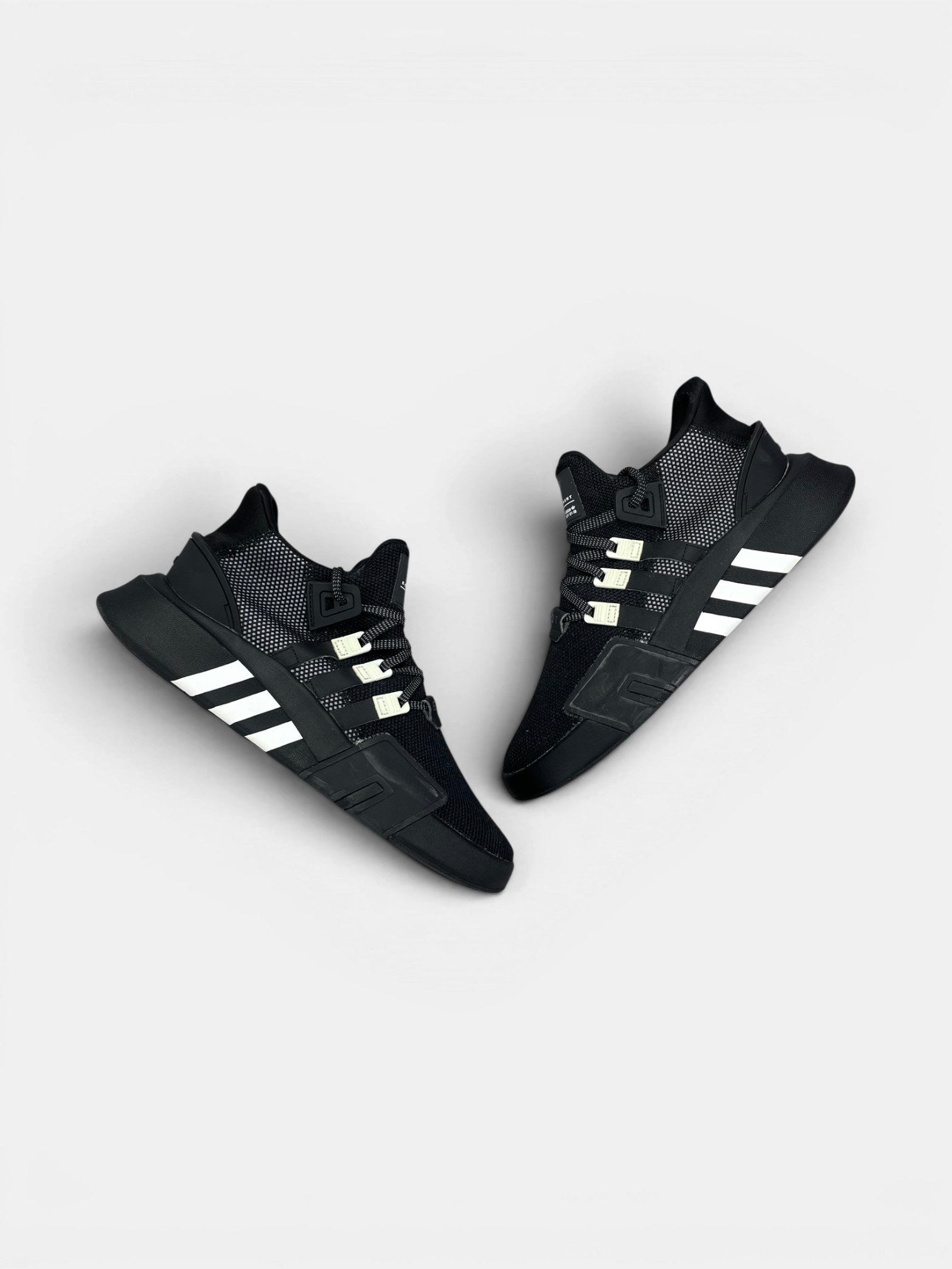 Adidas EQT Bask ADV Core Black — buty sportowe męskie w bardzo dobrym stanie rozmiar 43 1/3, widok z góry na zewnętrzną stronę butów