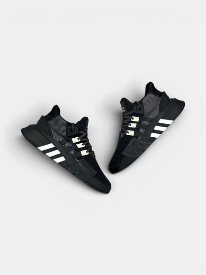 Adidas EQT Bask ADV Core Black — buty sportowe męskie w bardzo dobrym stanie rozmiar 43 1/3, widok z góry na zewnętrzną stronę butów