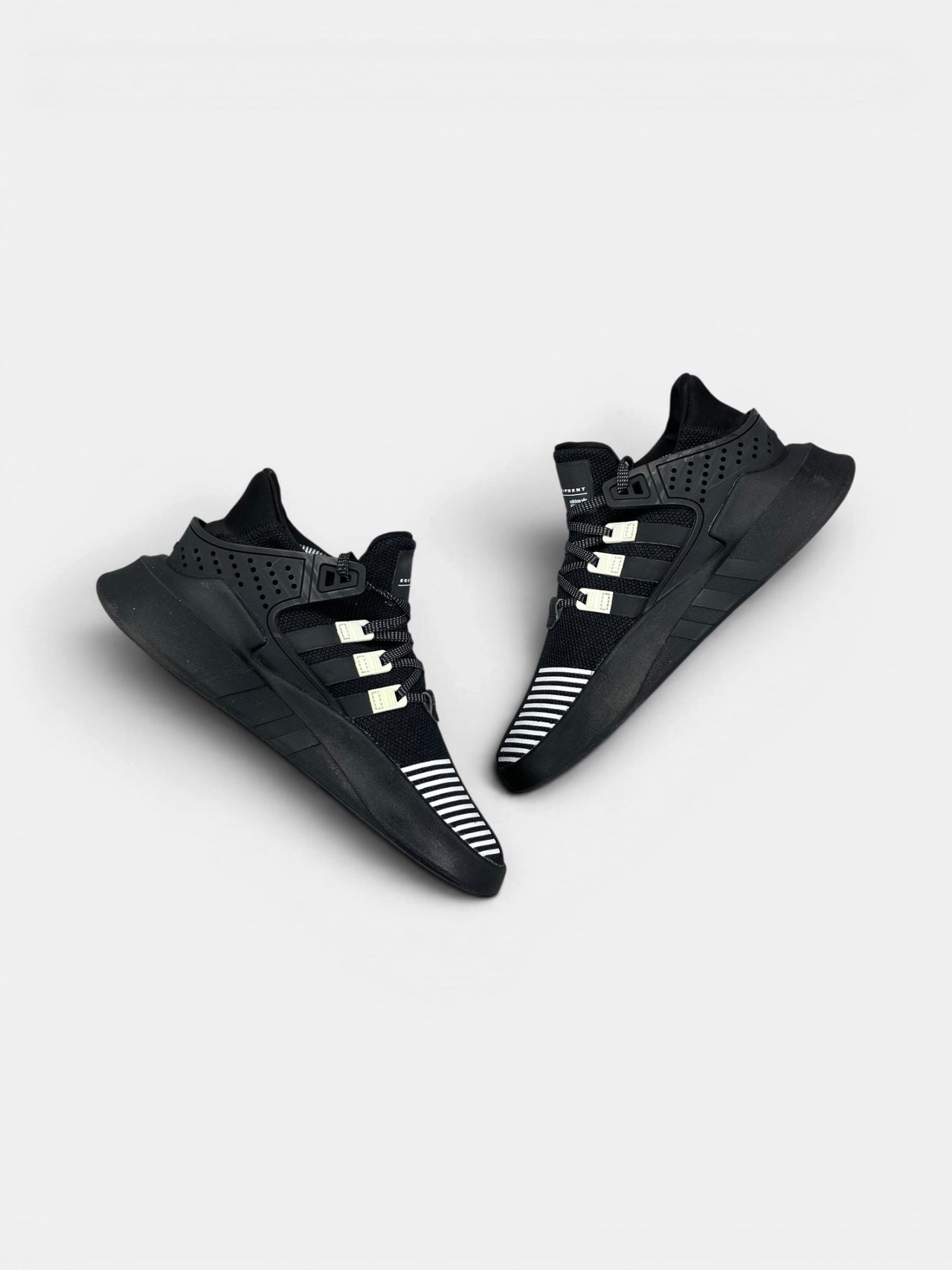 Adidas EQT Bask ADV Core Black — buty sportowe męskie w bardzo dobrym stanie rozmiar 43 1/3, widok z góry na wewnętrzną stronę butów