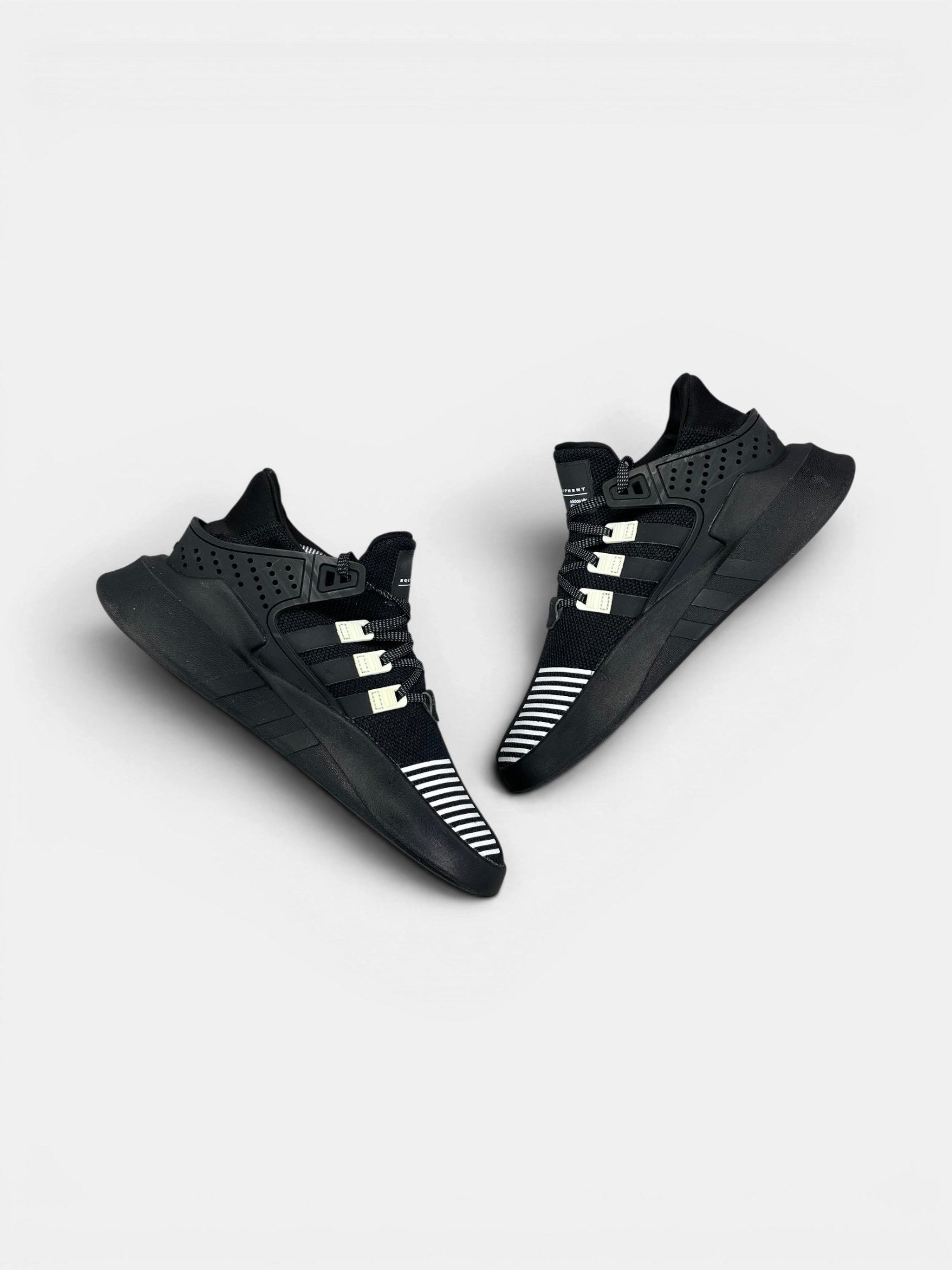 Adidas EQT Bask ADV Core Black — buty sportowe męskie w bardzo dobrym stanie rozmiar 43 1/3, widok z góry na wewnętrzną stronę butów