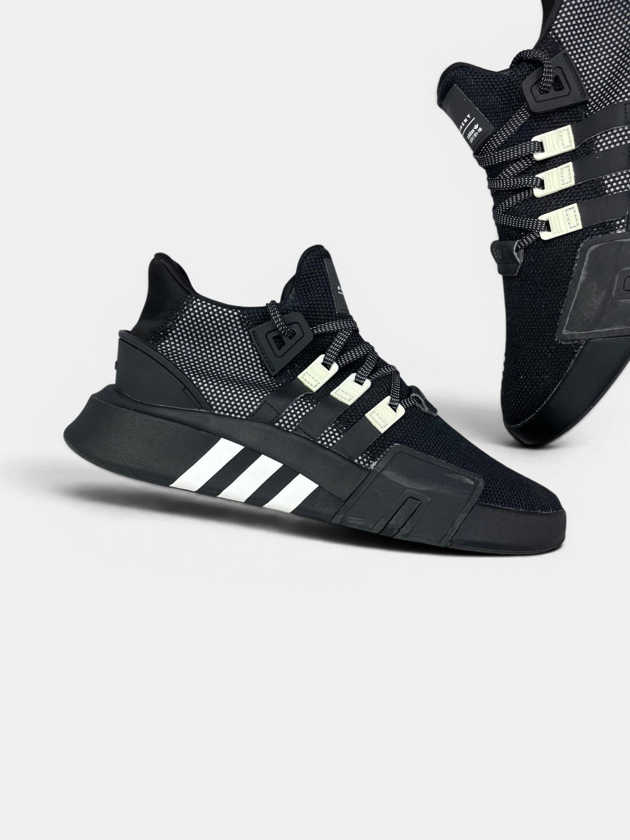 Adidas EQT Bask ADV Core Black — buty sportowe męskie w bardzo dobrym stanie rozmiar 43 1/3, zewnętrzny panel prawego buta