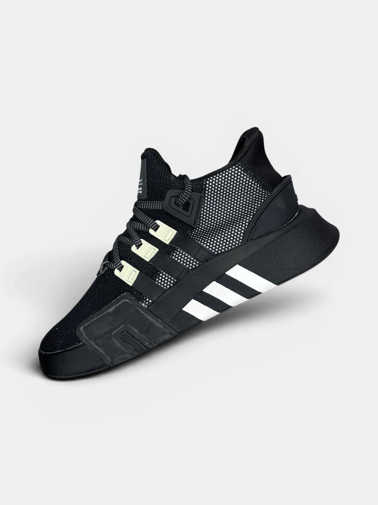Adidas EQT Bask ADV Core Black — buty sportowe męskie w bardzo dobrym stanie rozmiar 43 1/3, zewnętrzny panel lewego buta