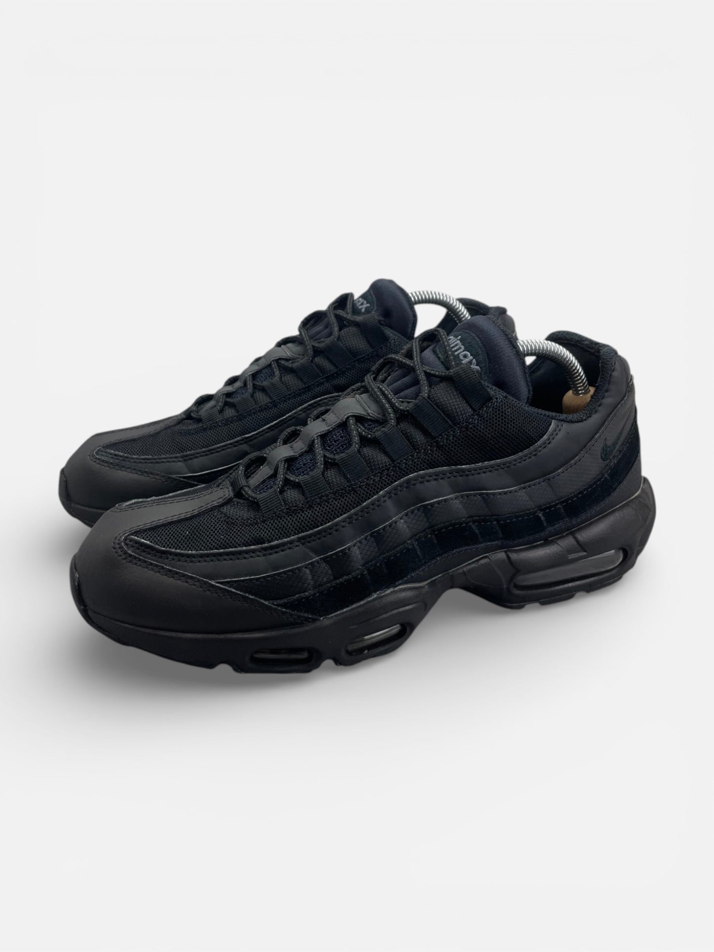 Nike Air Max 95 Essential Triple Black — buty sportowe męskie w bardzo dobrym stanie rozmiar 44, widok z boku