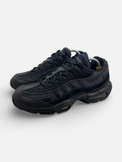 Nike Air Max 95 Essential Triple Black — buty sportowe męskie w bardzo dobrym stanie rozmiar 44, widok z boku