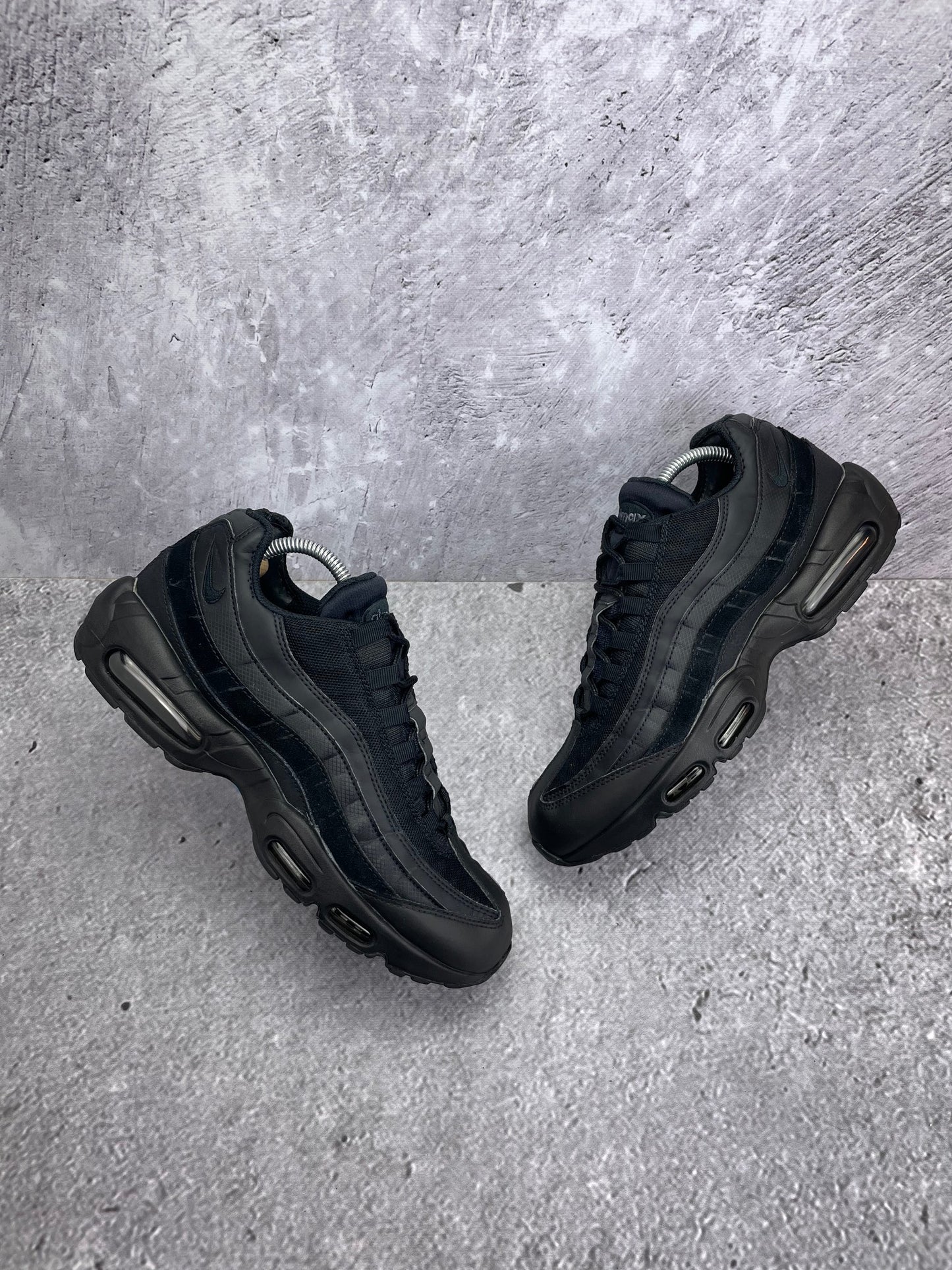 Nike Air Max 95 Essential Triple Black — buty sportowe męskie w bardzo dobrym stanie rozmiar 44, widok z góry na zewnętrzną stronę butów