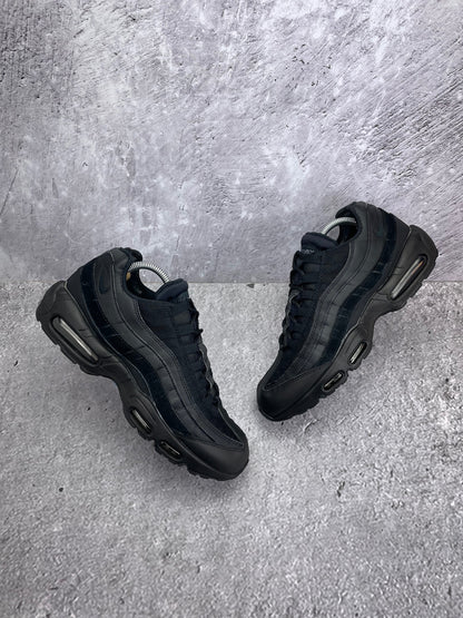 Nike Air Max 95 Essential Triple Black — buty sportowe męskie w bardzo dobrym stanie rozmiar 44, widok z góry na zewnętrzną stronę butów