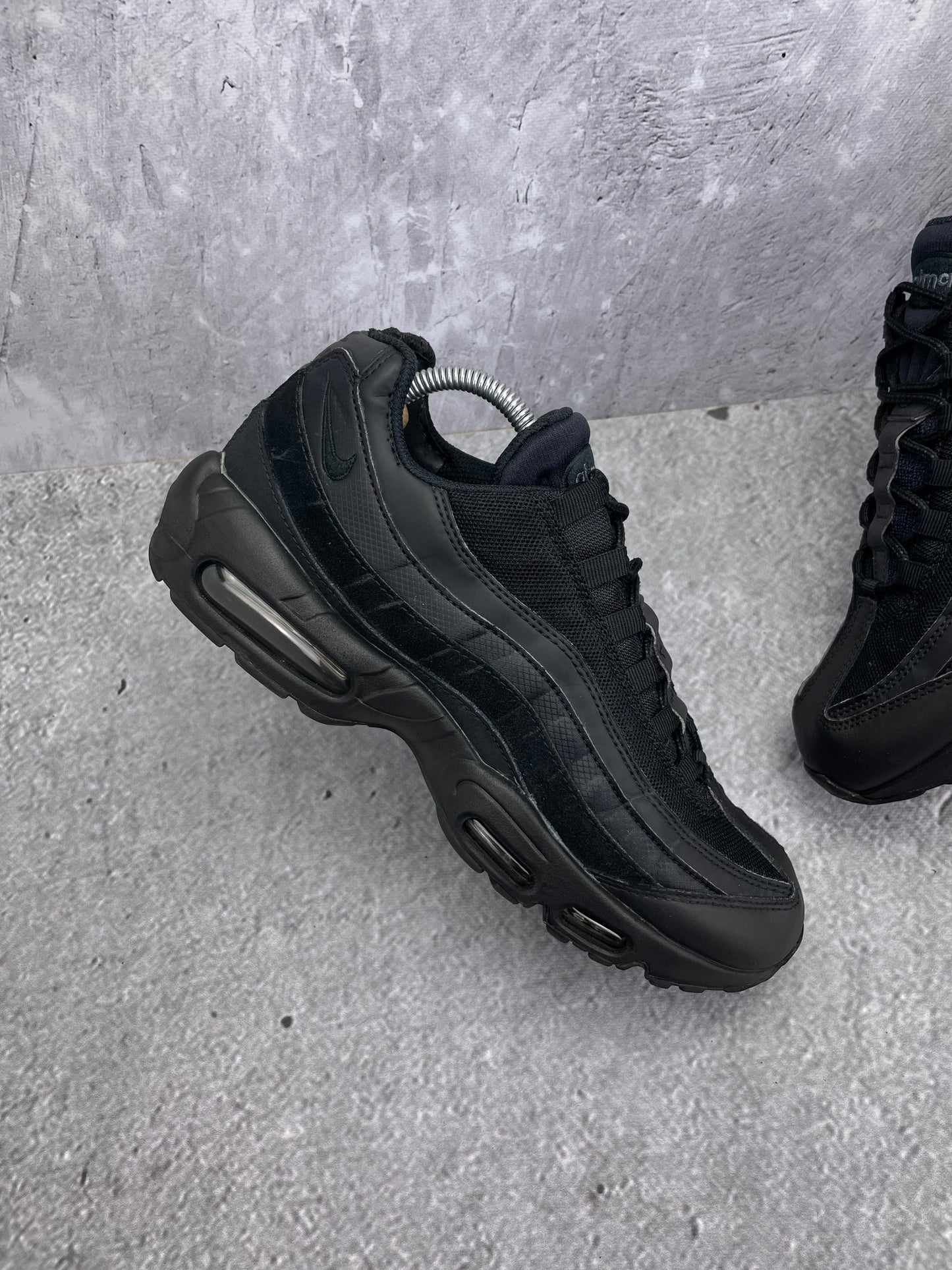 Nike Air Max 95 Essential Triple Black — buty sportowe męskie w bardzo dobrym stanie rozmiar 44, zewnętrzny panel prawego buta