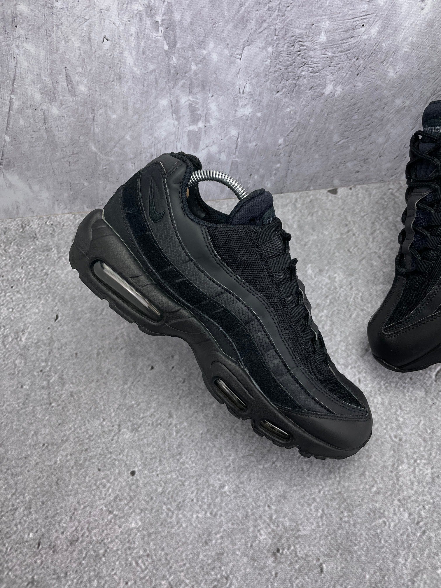 Nike Air Max 95 Essential Triple Black — buty sportowe męskie w bardzo dobrym stanie rozmiar 44, zewnętrzny panel prawego buta