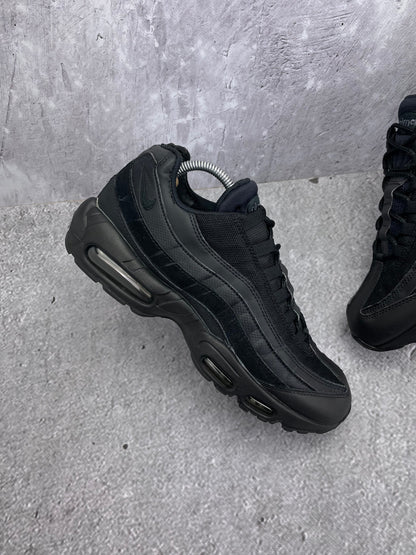 Nike Air Max 95 Essential Triple Black — buty sportowe męskie w bardzo dobrym stanie rozmiar 44, zewnętrzny panel prawego buta