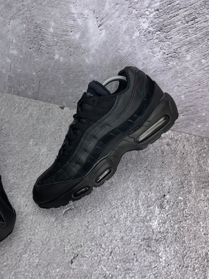 Nike Air Max 95 Essential Triple Black — buty sportowe męskie w bardzo dobrym stanie rozmiar 44, zewnętrzny panel lewego buta