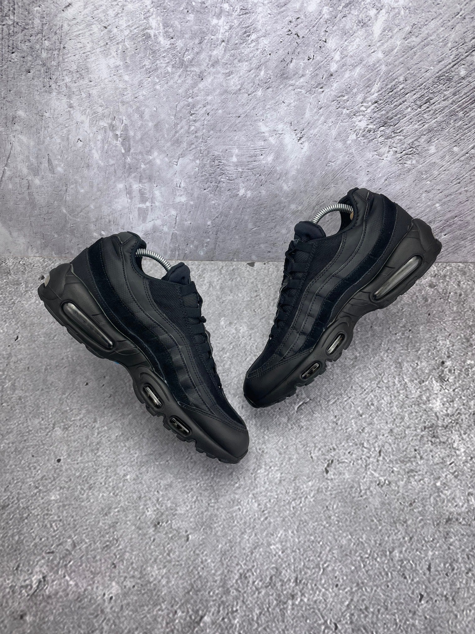 Nike Air Max 95 Essential Triple Black — buty sportowe męskie w bardzo dobrym stanie rozmiar 44, widok z góry na wewnętrzną stronę butów