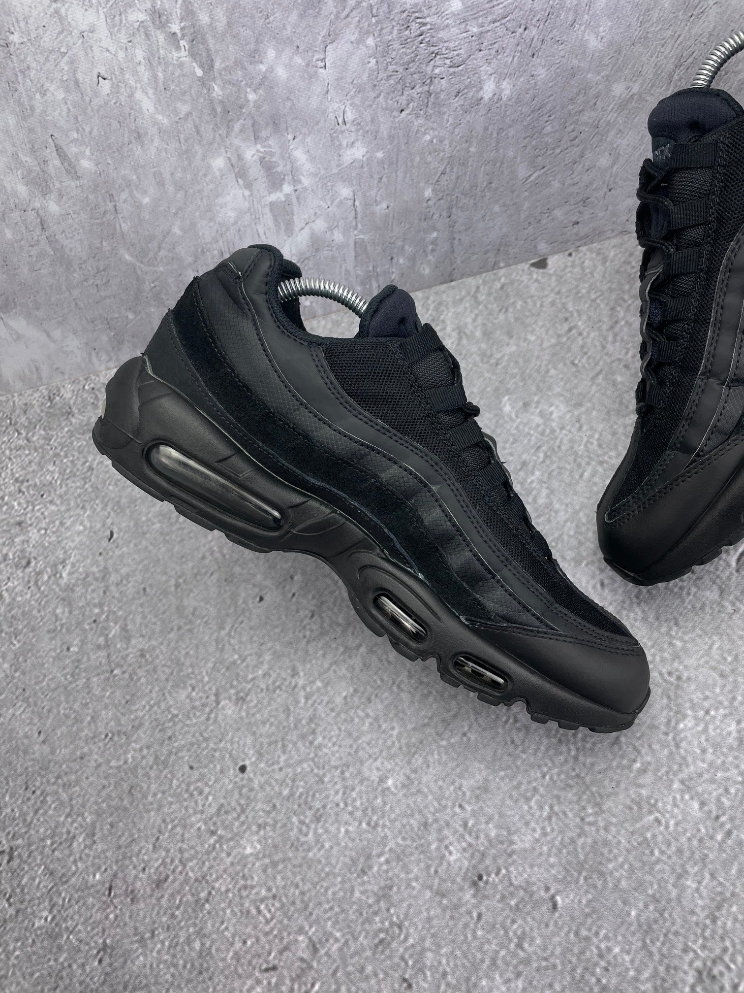 Nike Air Max 95 Essential Triple Black — buty sportowe męskie w bardzo dobrym stanie rozmiar 44, wewnętrzny panel lewego buta