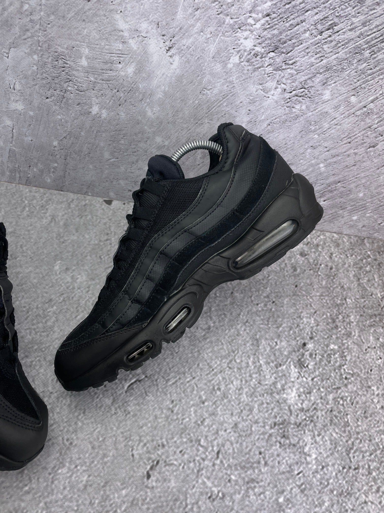 Nike Air Max 95 Essential Triple Black — buty sportowe męskie w bardzo dobrym stanie rozmiar 44, wewnętrzny panel prawego buta