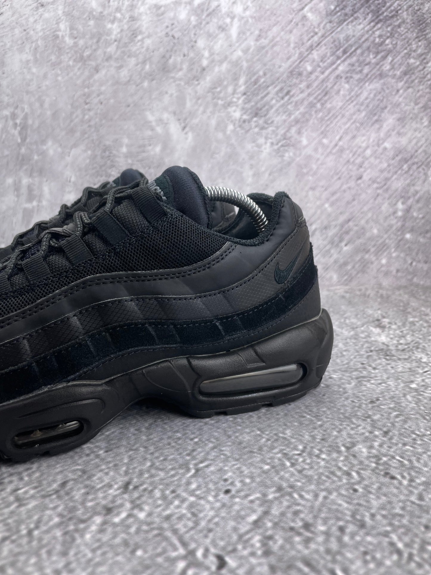 Nike Air Max 95 Essential Triple Black — buty sportowe męskie w bardzo dobrym stanie rozmiar 44, widok z góry