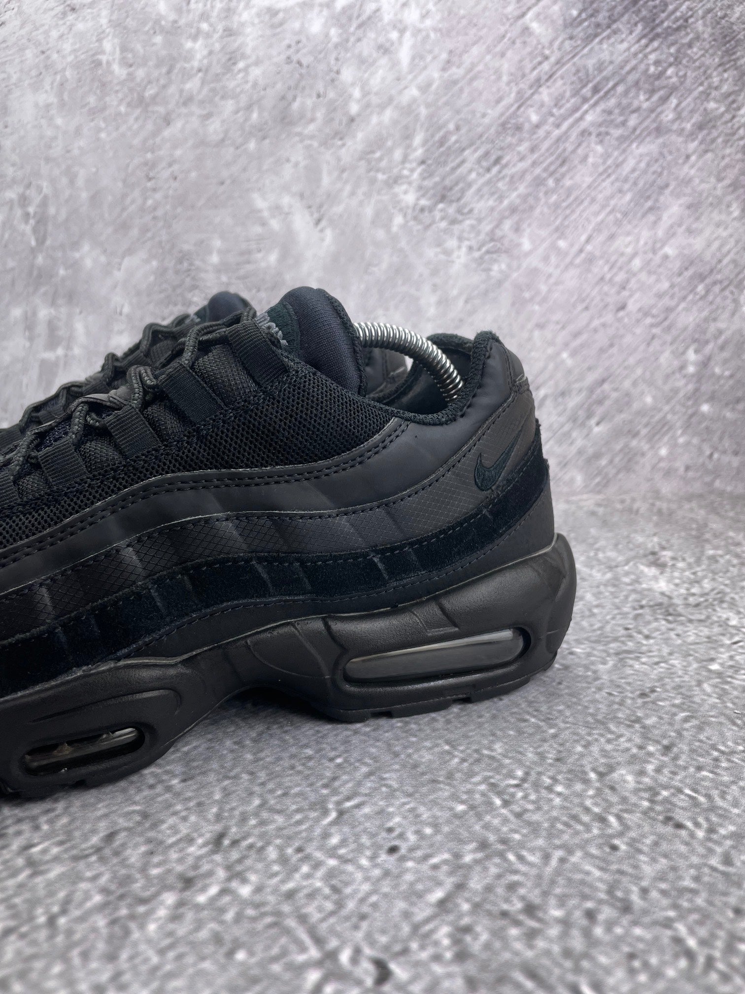 Nike Air Max 95 Essential Triple Black — buty sportowe męskie w bardzo dobrym stanie rozmiar 44, widok z góry