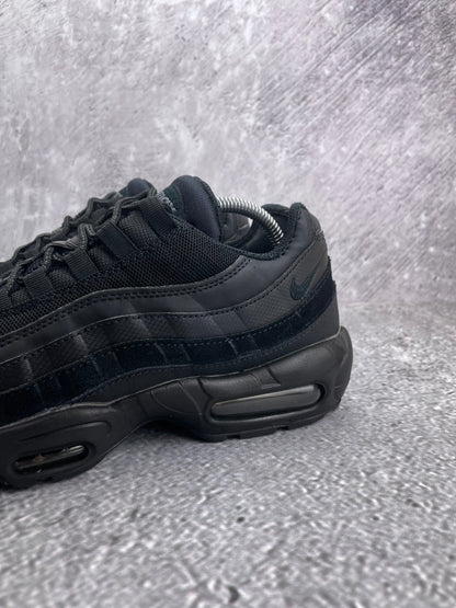 Nike Air Max 95 Essential Triple Black — buty sportowe męskie w bardzo dobrym stanie rozmiar 44, widok z góry