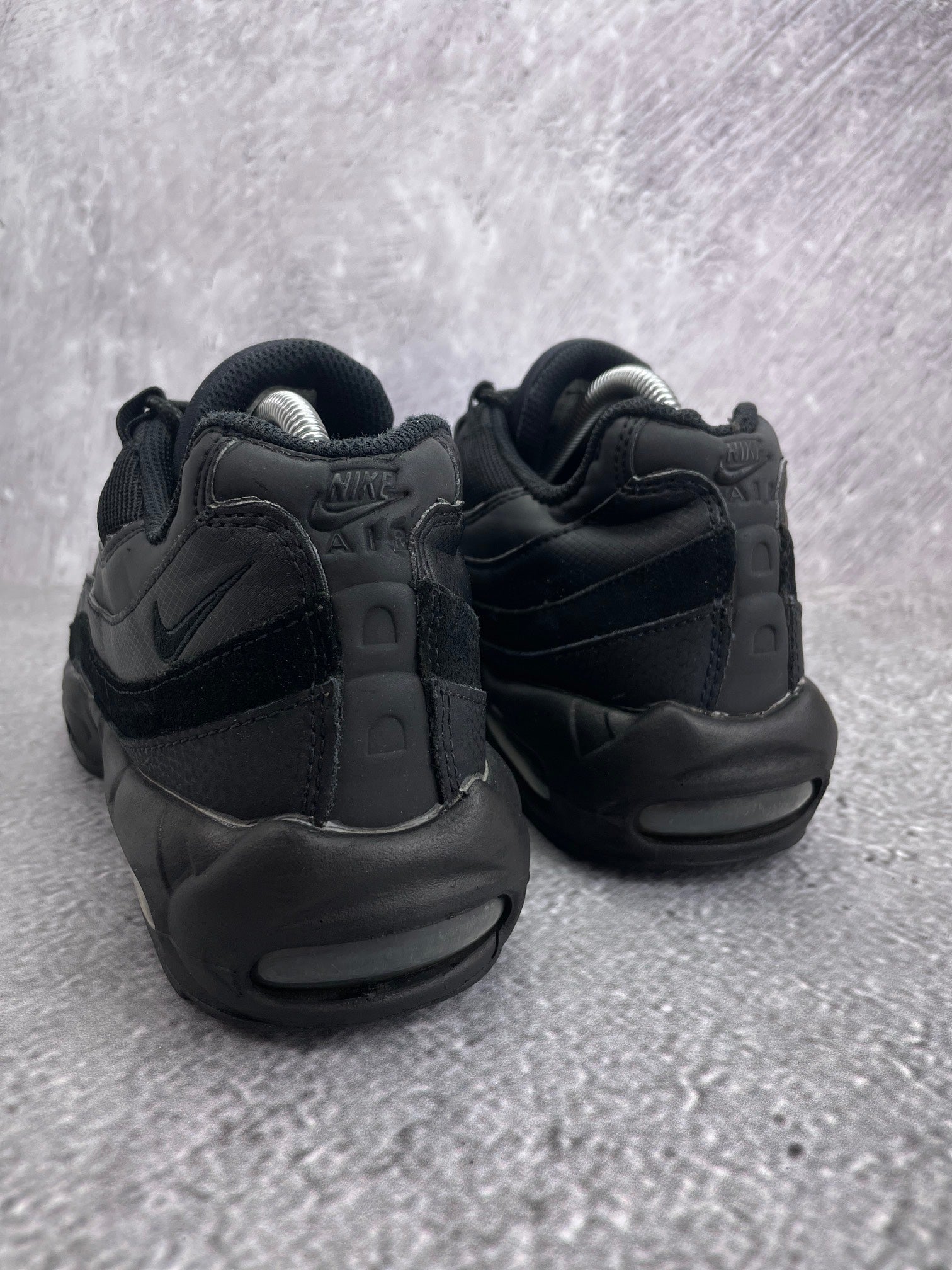 Nike Air Max 95 Essential Triple Black — buty sportowe męskie w bardzo dobrym stanie rozmiar 44, widok z tyłu
