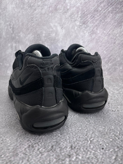 Nike Air Max 95 Essential Triple Black — buty sportowe męskie w bardzo dobrym stanie rozmiar 44, widok z tyłu