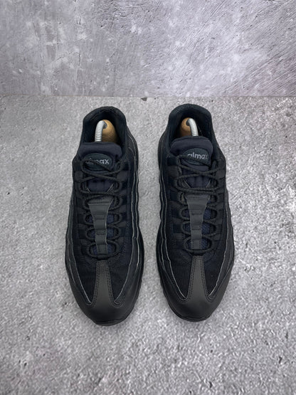 Nike Air Max 95 Essential Triple Black — buty sportowe męskie w bardzo dobrym stanie rozmiar 44, podeszwa