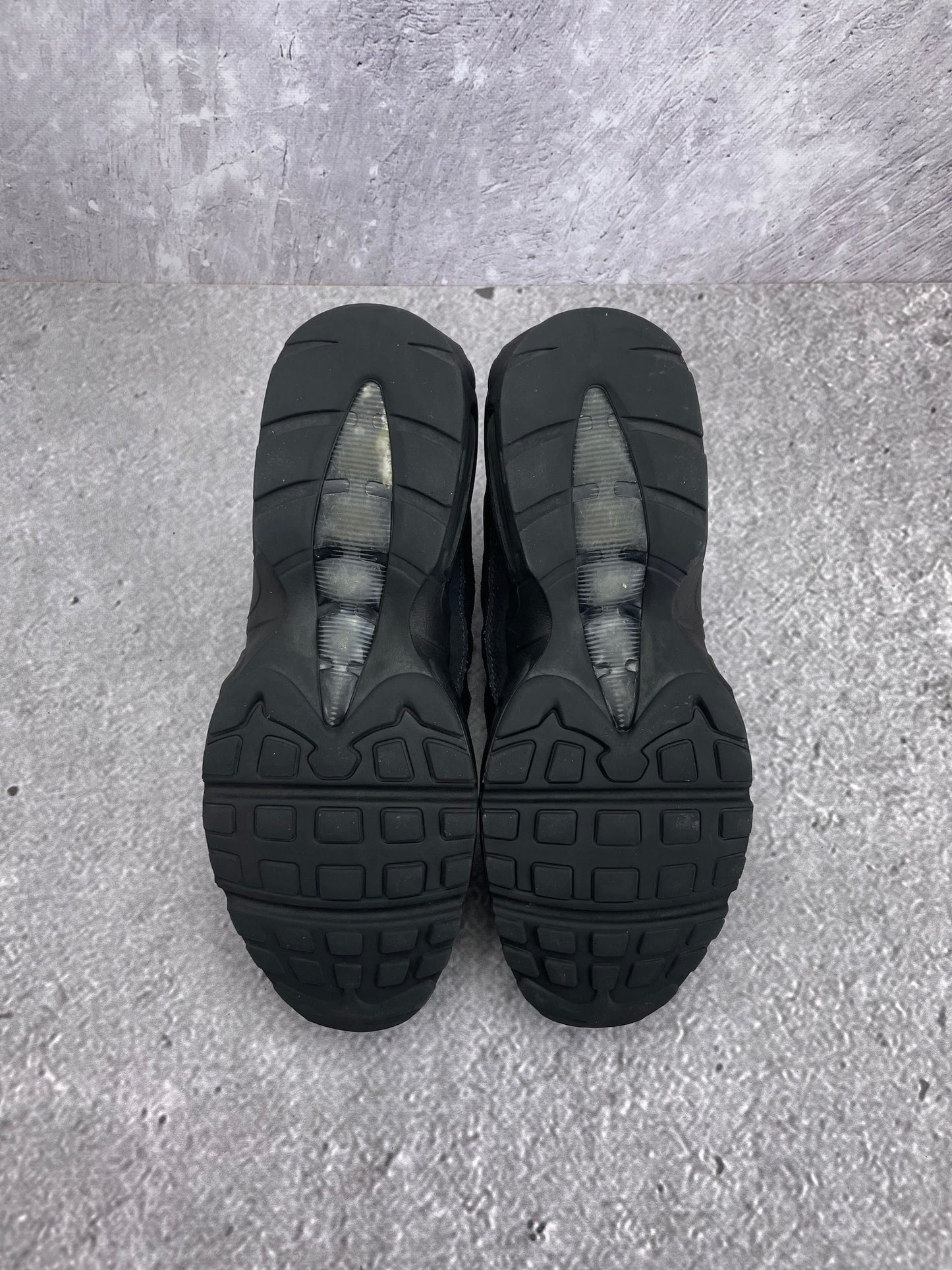 Nike Air Max 95 Essential Triple Black — buty sportowe męskie w bardzo dobrym stanie rozmiar 44, zapiętki butów