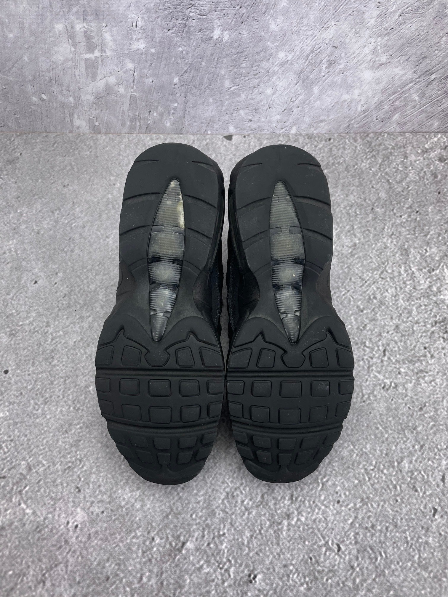 Nike Air Max 95 Essential Triple Black — buty sportowe męskie w bardzo dobrym stanie rozmiar 44, zapiętki butów