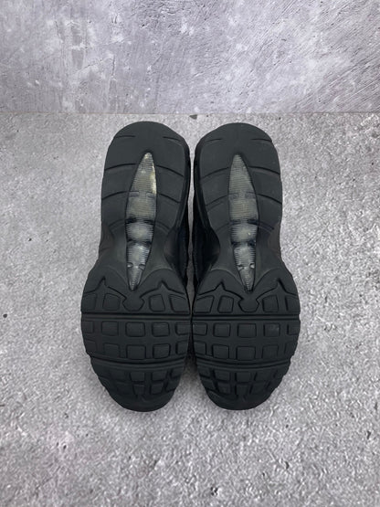 Nike Air Max 95 Essential Triple Black — buty sportowe męskie w bardzo dobrym stanie rozmiar 44, zapiętki butów