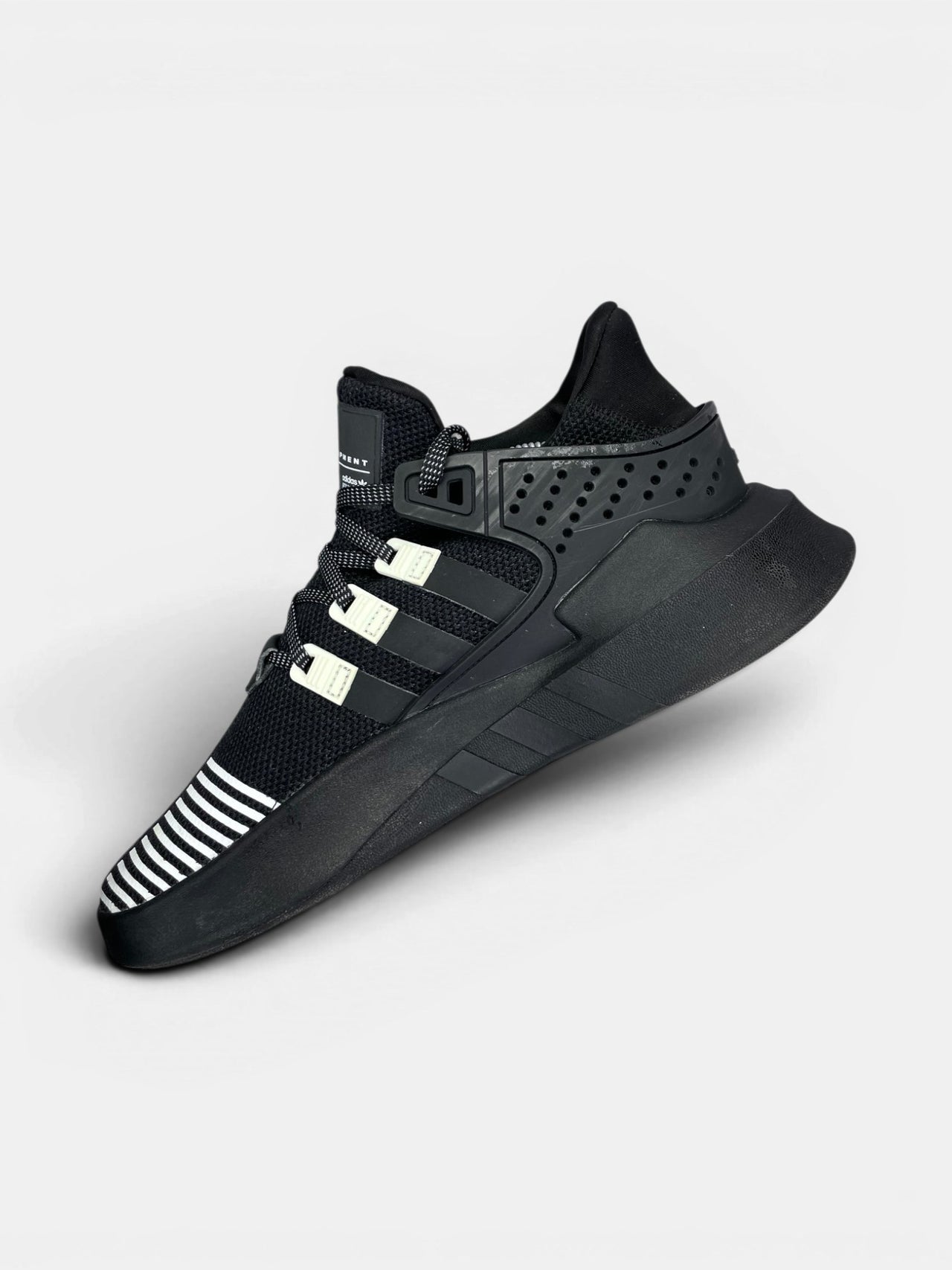 Adidas EQT Bask ADV Core Black — buty sportowe męskie w bardzo dobrym stanie rozmiar 43 1/3, wewnętrzny panel prawego buta