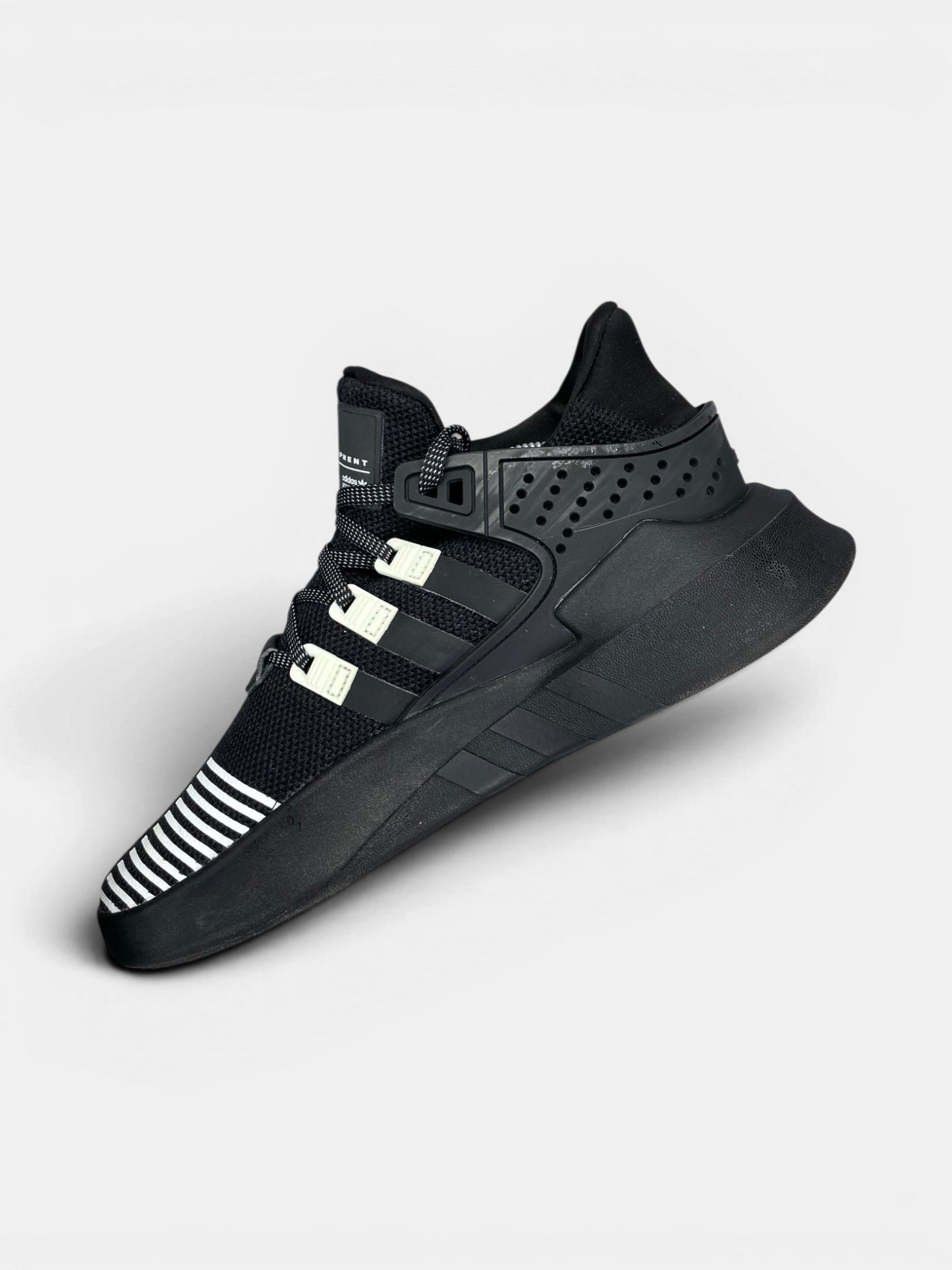 Adidas EQT Bask ADV Core Black — buty sportowe męskie w bardzo dobrym stanie rozmiar 43 1/3, wewnętrzny panel prawego buta