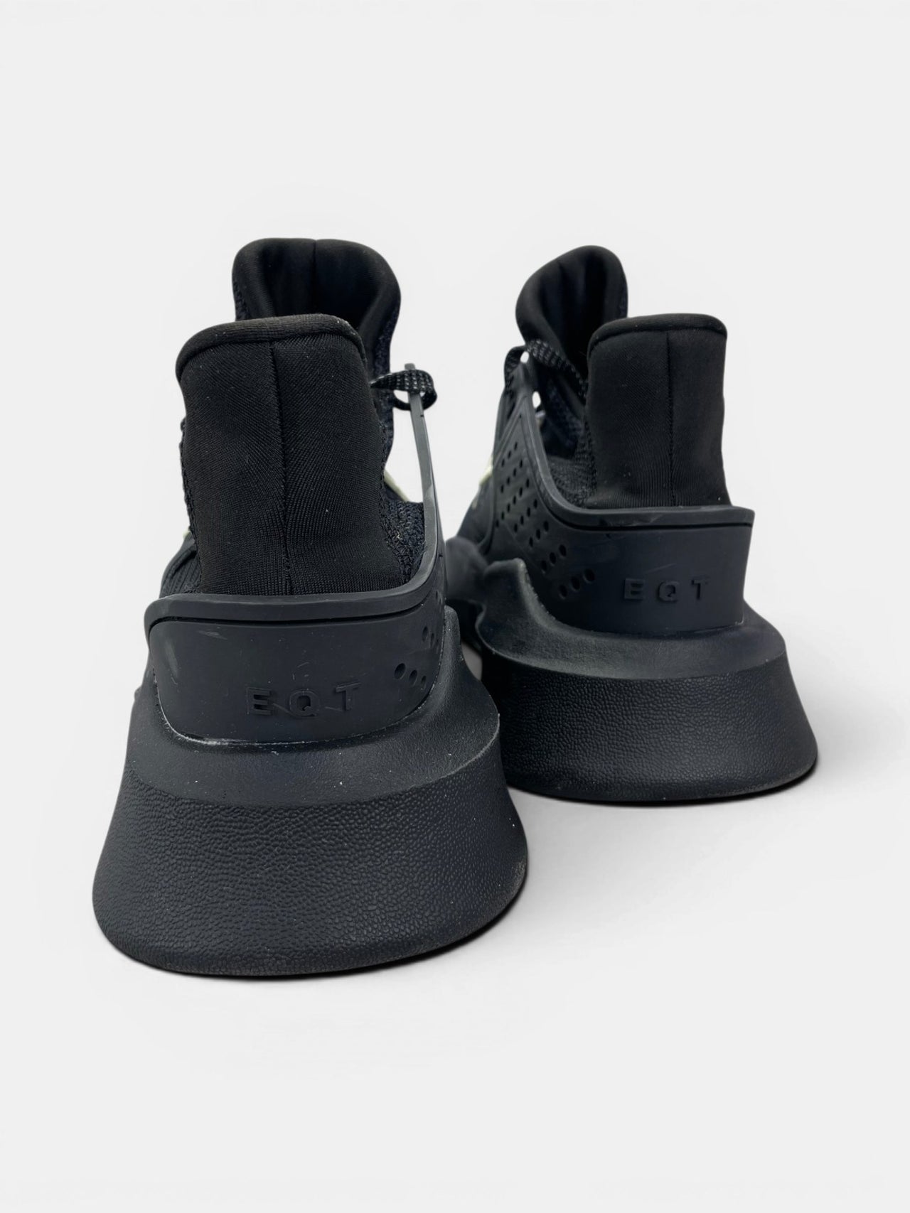 Adidas EQT Bask ADV Core Black — buty sportowe męskie w bardzo dobrym stanie rozmiar 43 1/3, widok z tyłu