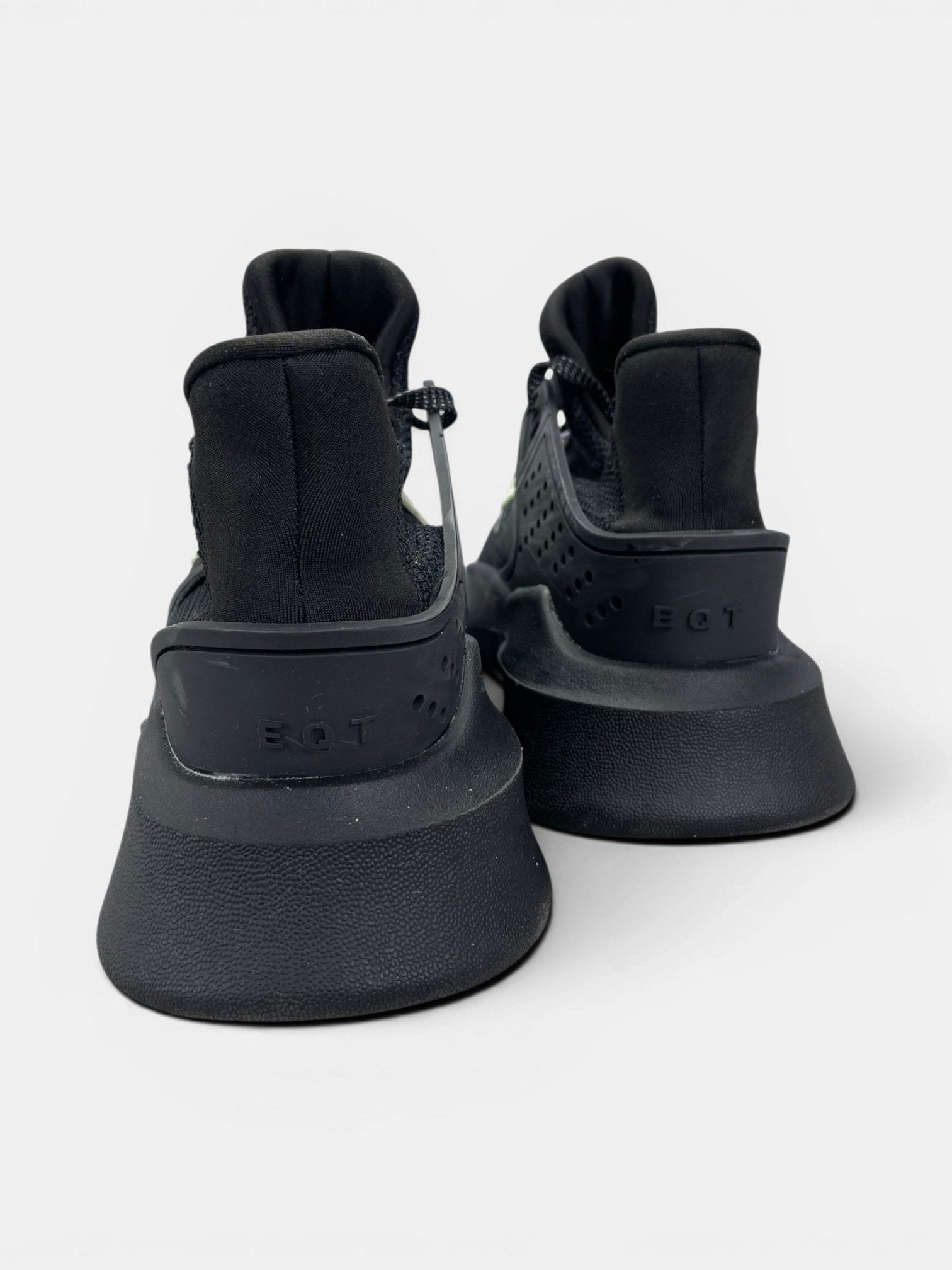 Adidas EQT Bask ADV Core Black — buty sportowe męskie w bardzo dobrym stanie rozmiar 43 1/3, widok z tyłu