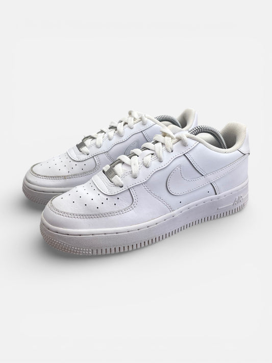 Nike Air Force 1 Low Triple White — buty sportowe damskie w bardzo dobrym stanie rozmiar 38, widok z boku