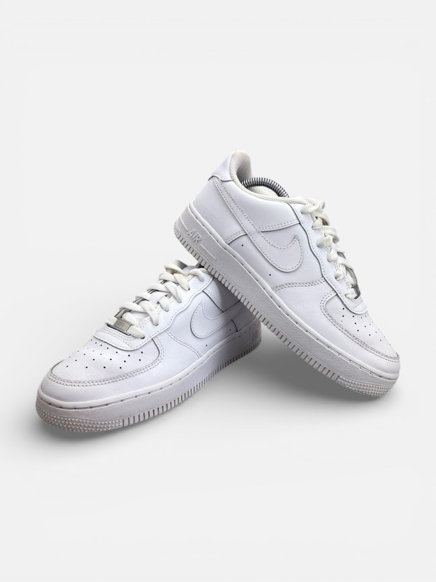 Nike Air Force 1 Low Triple White — buty sportowe damskie w bardzo dobrym stanie rozmiar 38, boczny profil